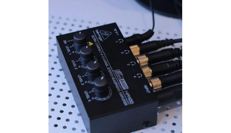 BEHRINGER HA400 Підсилювач для навушників BEHRINGER HA400 Підсилювач для навушників